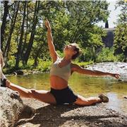 Professeure de yoga certifiée yoga alliance donne des cours tous niveaux